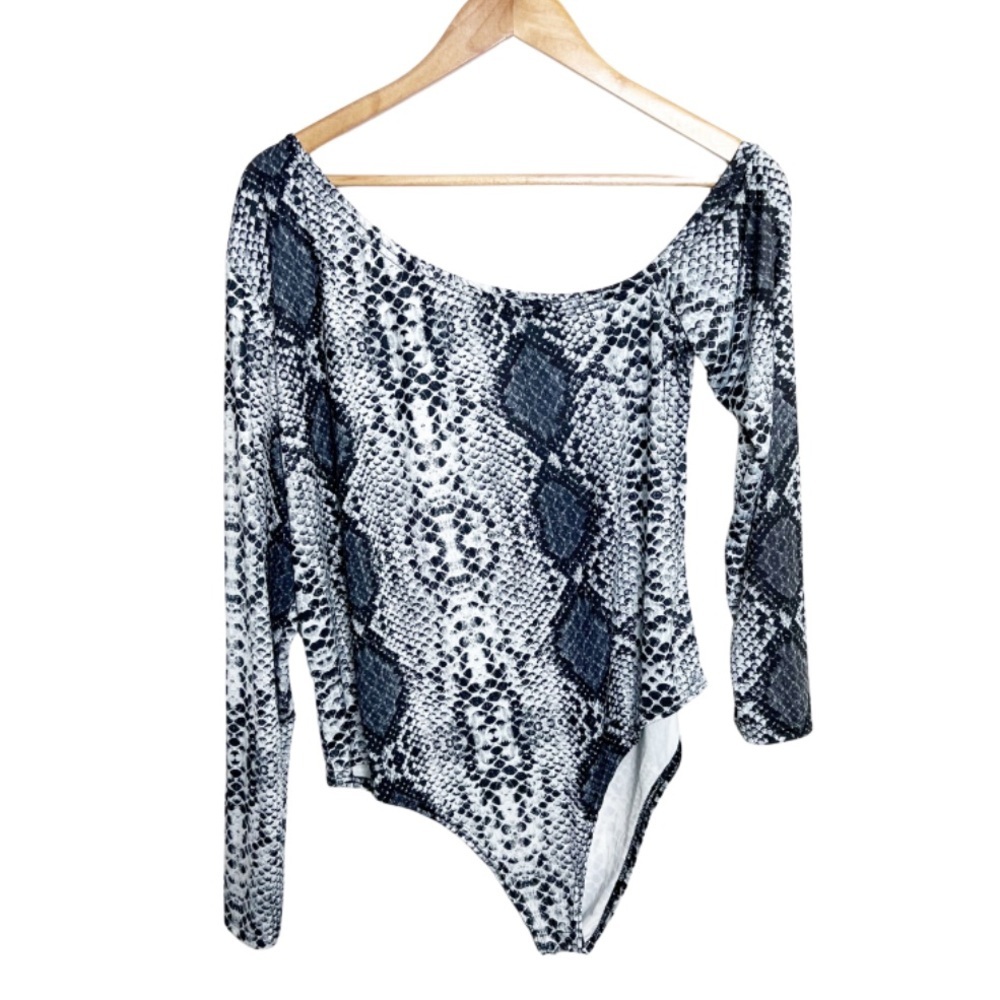 Boohoo Womens Off Shoulder Long Sleeve Snake Print‎ Bodysuit